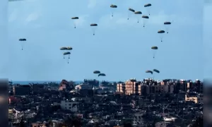 Lee más sobre el artículo Cinco países lanzan paquetes de ayuda desde el aire en Gaza mientras se agrava la hambruna