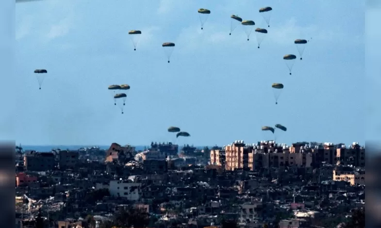 Lee más sobre el artículo Cinco países lanzan paquetes de ayuda desde el aire en Gaza mientras se agrava la hambruna