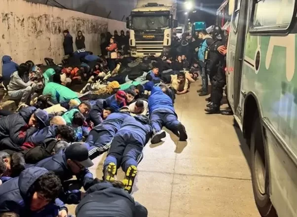 Lee más sobre el artículo Noche violenta en Avellaneda: más de 350 hinchas de la Universidad de Chile fueron detenidos tras graves incidentes