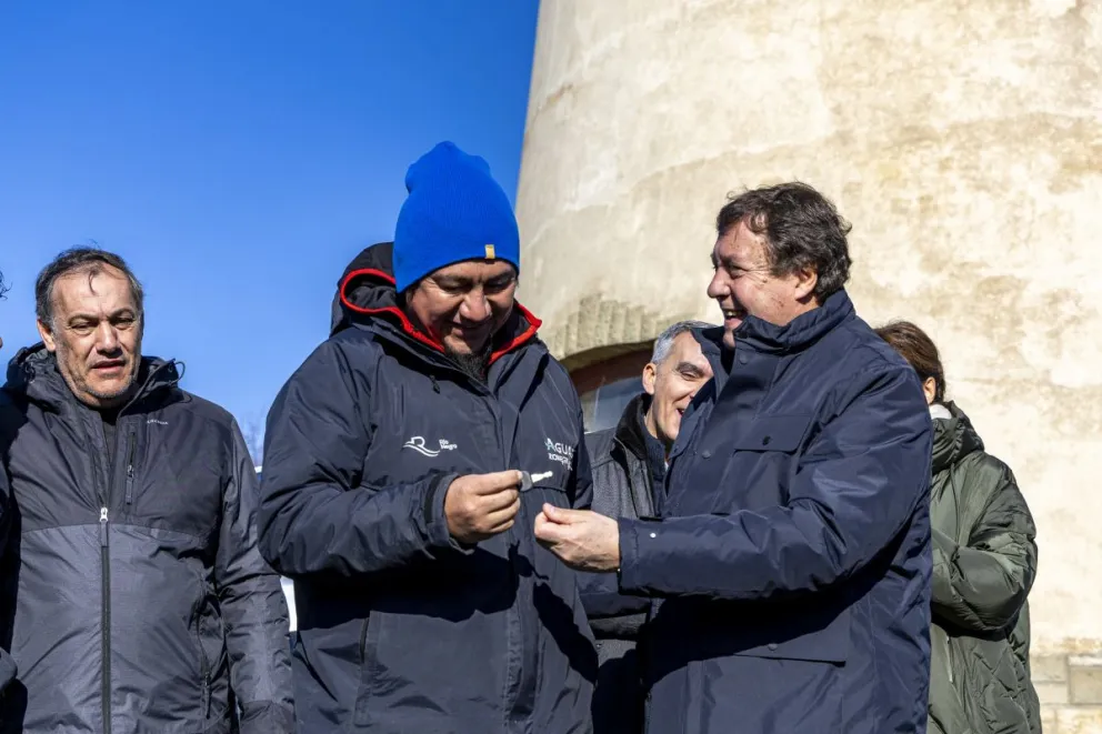 Lee más sobre el artículo Weretilneck entregó maquinaria a Aguas Rionegrinas y anunció una obra clave de agua potable en Bariloche