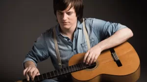 Lee más sobre el artículo Nahuel Pennisi llega a Neuquén, Cipolletti y Viedma con un show acústico e íntimo