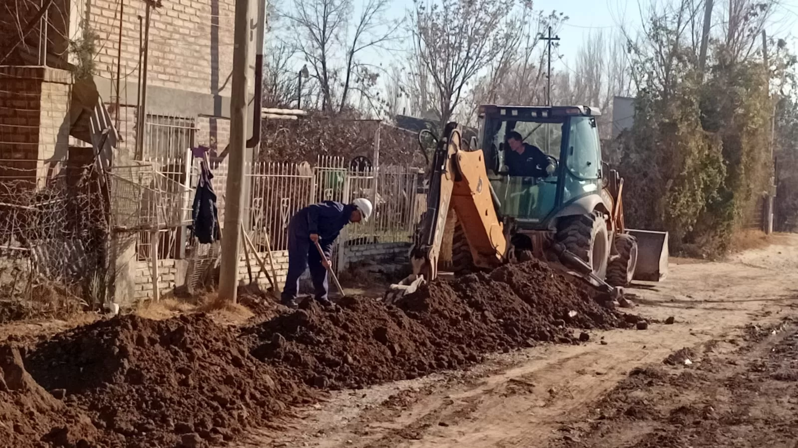 En este momento estás viendo Provincia y municipio supervisan avances en la red de gas en Puente 83
