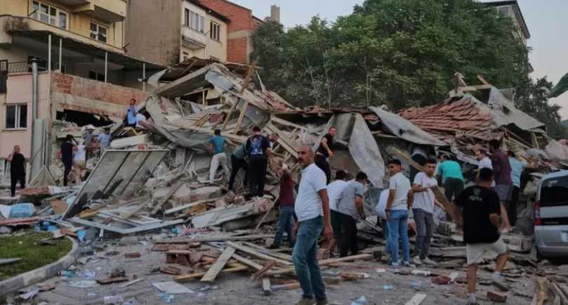 Lee más sobre el artículo Un terremoto de magnitud 6,1 afectó Turquía: hubo heridos y edificios derrumbados