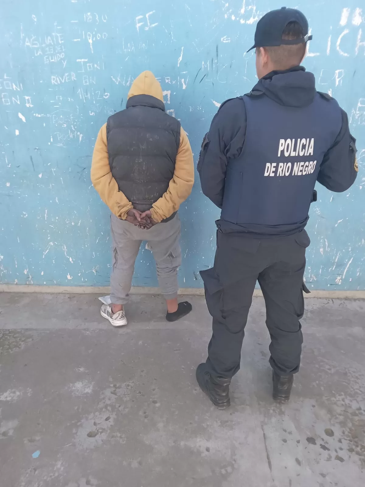 En este momento estás viendo Tras un gran operativo policial, se detuvo dos personas por robo y se secuestró un arma de fuego en Viedma