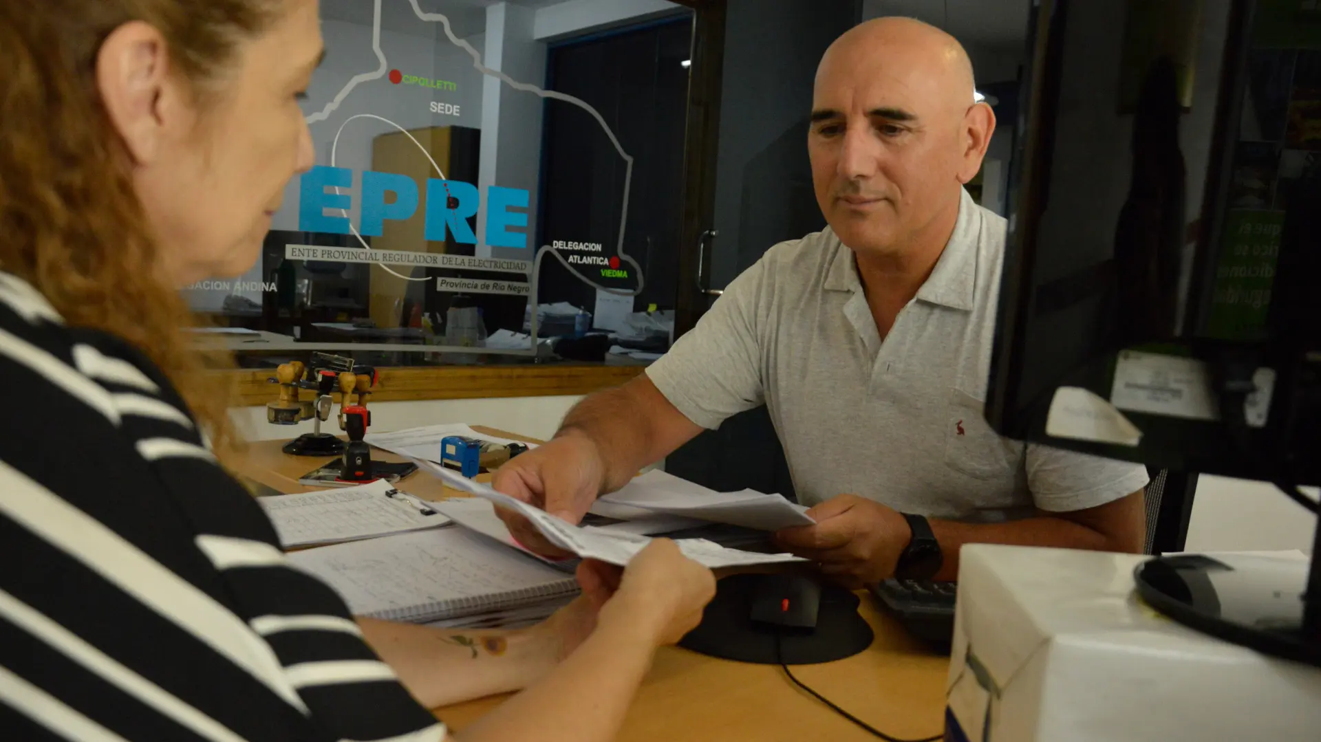 Lee más sobre el artículo Cipolletti: prueba piloto de electricidad con medidores prepagos en el barrio 10 de Enero