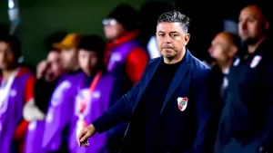 Lee más sobre el artículo Gallardo evalúa volver a poner la línea de tres en River para recibir a Palmeiras