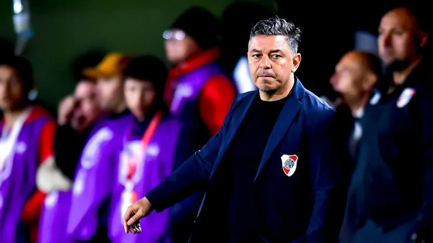 En este momento estás viendo Gallardo evalúa volver a poner la línea de tres en River para recibir a Palmeiras