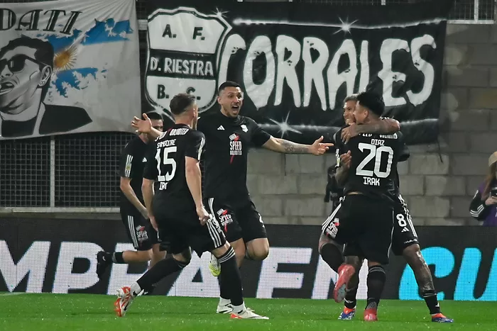 En este momento estás viendo Riestra le ganó a Gimnasia y no para de subir