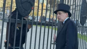 Lee más sobre el artículo Insólito episodio en la Casa Rosada: el Mago sin Dientes pidió hablar con Milei