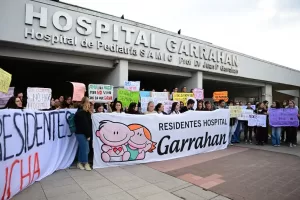 Lee más sobre el artículo Docentes y médicos marchan juntos en rechazo a los vetos de Milei