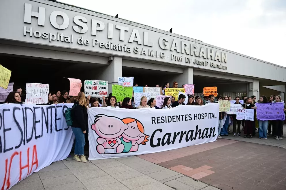 Lee más sobre el artículo Docentes y médicos marchan juntos en rechazo a los vetos de Milei