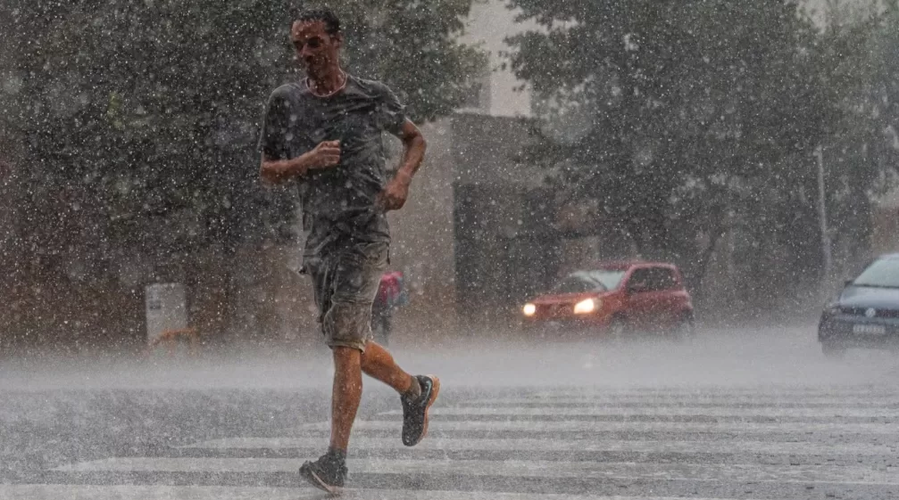 Lee más sobre el artículo Hay alerta naranja por lluvias y nevadas en 3 provincias para este martes 9 de septiembre