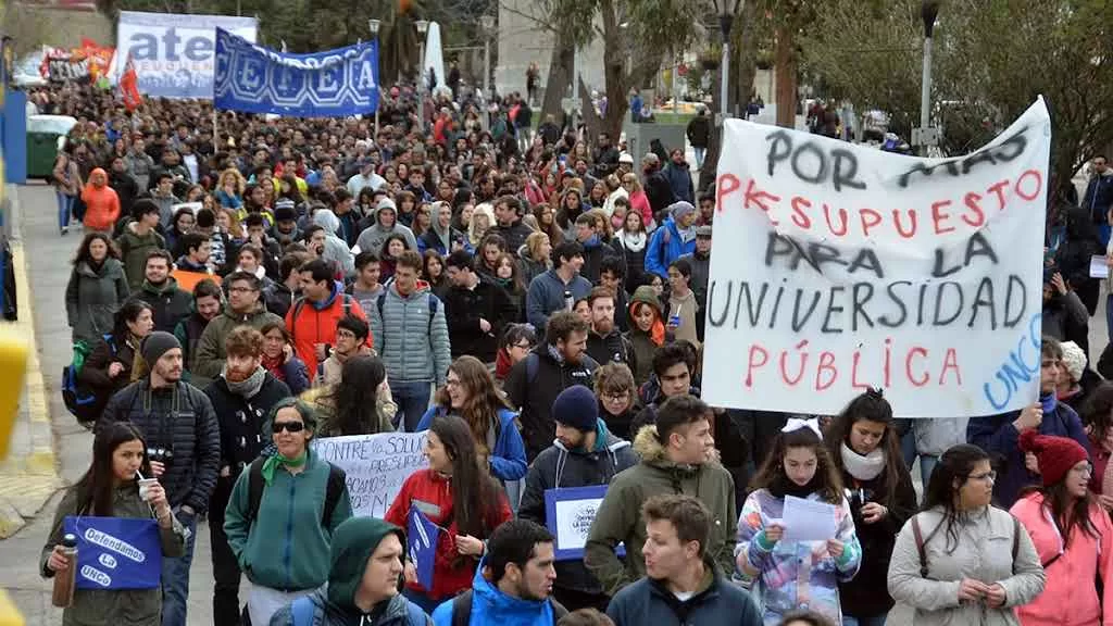 Lee más sobre el artículo Crisis universitaria: docentes en renuncia masiva y marcha contra el veto presidencial