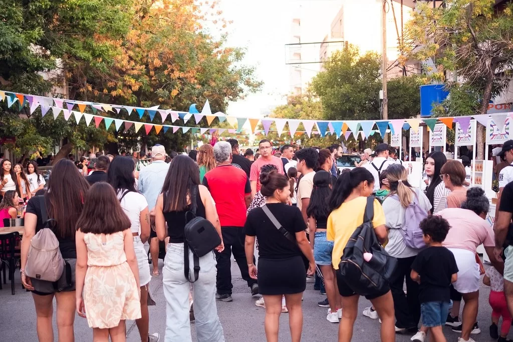 Cipolletti recibe a la Primavera con una feria, shows en vivo, batalla de breakdance y deportes en la plaza San Martín