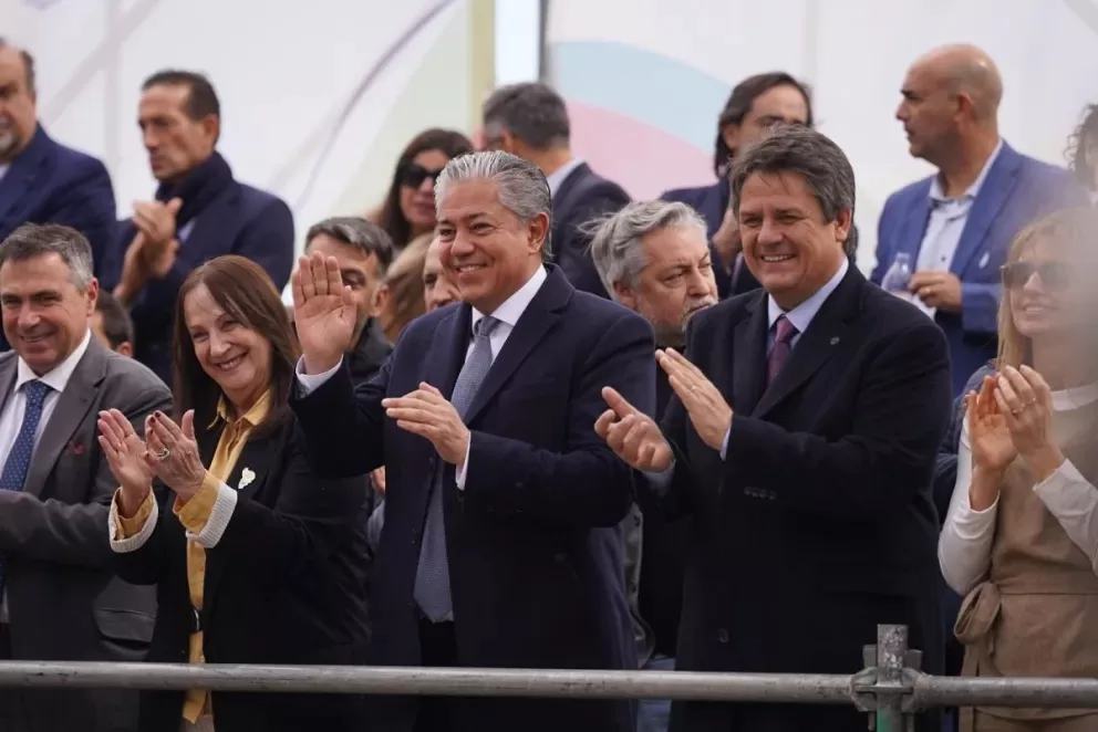 Lee más sobre el artículo Con un gran desfile Neuquén celebró su aniversario 121