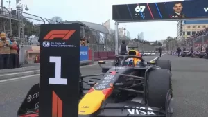 Lee más sobre el artículo Un imparable Max Verstappen se quedó con el triunfo en el GP de Azerbaiyán y Colapinto finalizó último