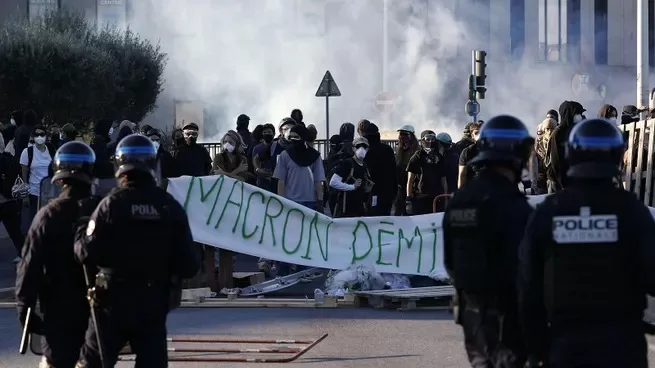 En este momento estás viendo Crisis en Francia: caos en las calles y más de 470 detenidos en rechazo a los ajustes del gobierno
