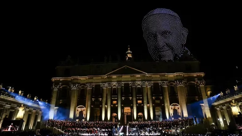 Lee más sobre el artículo Homenaje al papa Francisco: miles de drones formaron su rostro durante un concierto en el Vaticano