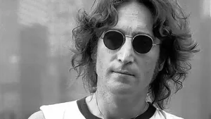 Lee más sobre el artículo El asesino de John Lennon pidió ser liberado y reveló cuál fue la razón por la que disparó contra el legendario beatle
