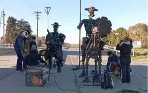 Lee más sobre el artículo Estudiantes de Río Colorado dieron vida a Sancho Panza con materiales reciclados