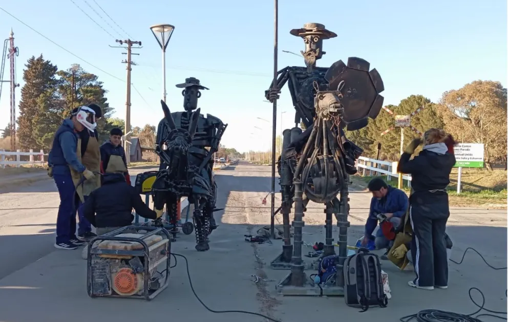 En este momento estás viendo Estudiantes de Río Colorado dieron vida a Sancho Panza con materiales reciclados