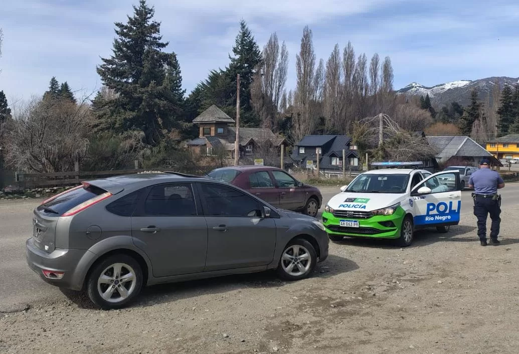 En este momento estás viendo Secuestran proyectiles y objetos de procedencia dudosa que estaban en un vehículo en Bariloche