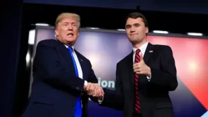 Lee más sobre el artículo Donald Trump aseguró que tienen «bajo custodia» al sospechoso del asesinato de Charlie Kirk