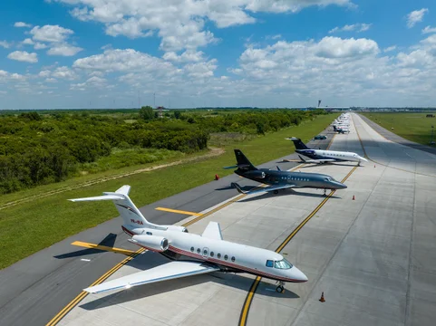 En este momento estás viendo Inusual despliegue de aeronaves privadas en Ezeiza durante el foro de JP Morgan