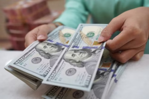 Lee más sobre el artículo El dólar volvió a subir y cerró cerca del techo de la banda cambiaria