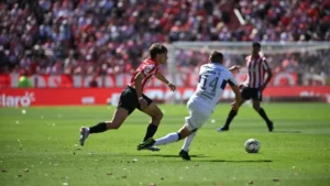 Lee más sobre el artículo Estudiantes ganó el clásico, se subió a la punta y hundió más a Gimnasia
