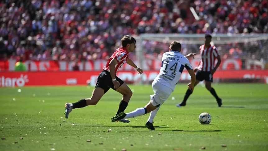 Lee más sobre el artículo Estudiantes ganó el clásico, se subió a la punta y hundió más a Gimnasia