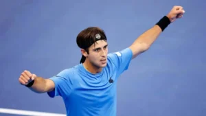 Lee más sobre el artículo Tomás Etcheverry volvió con triunfo en el ATP de Estocolmo