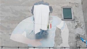 Lee más sobre el artículo Comerciantes taparon la cara de Maradona en el famoso mural de Nápoles