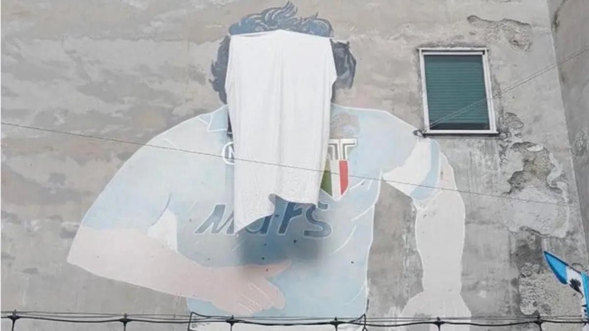 Lee más sobre el artículo Comerciantes taparon la cara de Maradona en el famoso mural de Nápoles