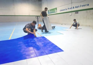 Lee más sobre el artículo Comenzó la instalación de los nuevos pisos para las cámaras de voley y handball en Cipolletti