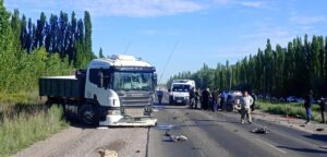 Lee más sobre el artículo Grave choque semifrontal en Cipolletti: colisión entre un camión, un auto y una camioneta sobre ruta 151