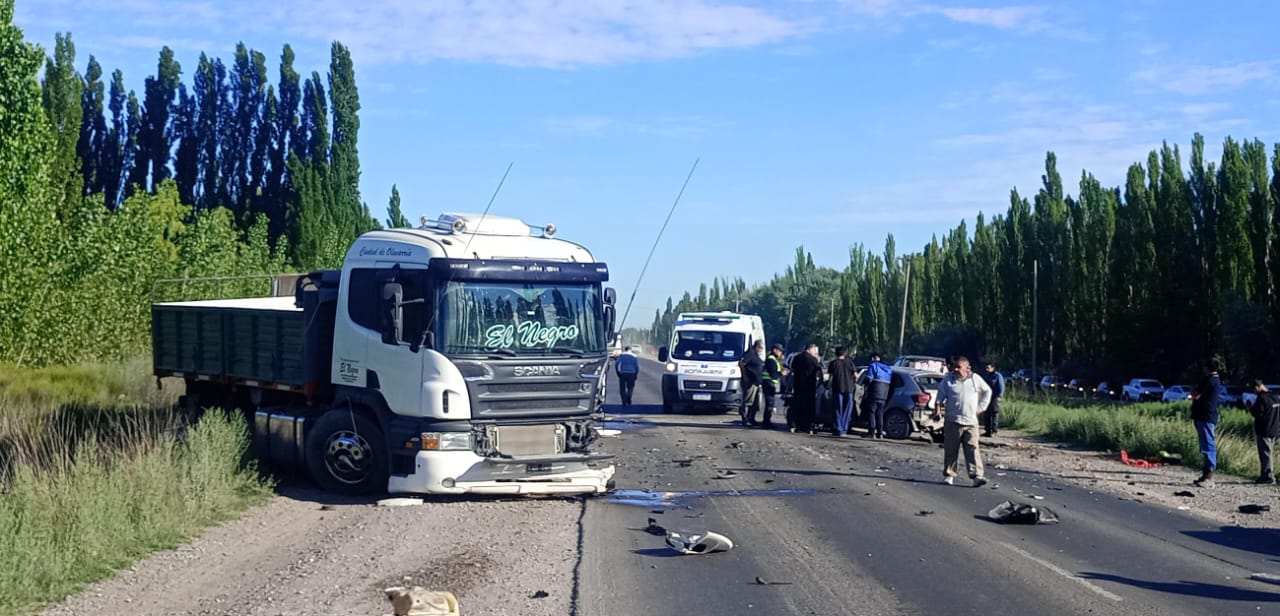 En este momento estás viendo Grave choque semifrontal en Cipolletti: colisión entre un camión, un auto y una camioneta sobre ruta 151