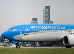 Lee más sobre el artículo Aerolíneas Argentinas advierte sobre demoras en 60 vuelos por medida de fuerza de pilotos
