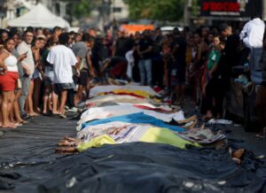 Lee más sobre el artículo Horror en Río de Janeiro tras operativo contra Comando Vermelho: vecinos llevan más de 60 cuerpos a la calle