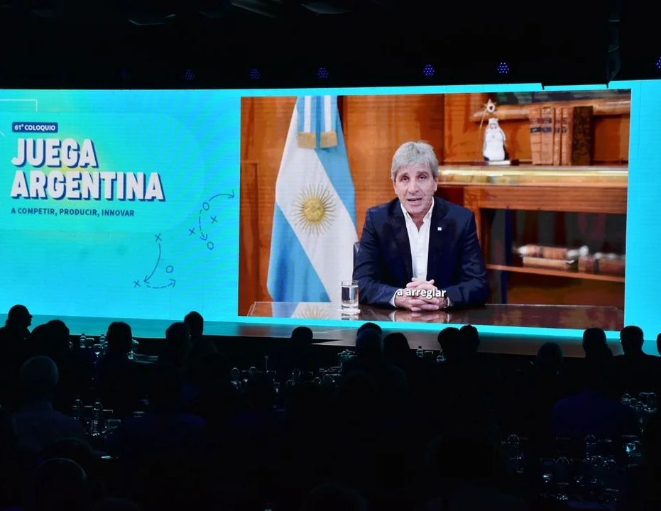 Lee más sobre el artículo Caputo descartó una devaluación y reafirmó que la competitividad vendrá con reformas laborales y tributarias