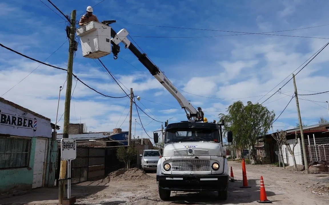 En este momento estás viendo Electricidad segura y alumbrado público para más familias de Cipolletti