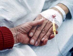 Lee más sobre el artículo Histórico: Uruguay aprobó la ley de eutanasia y se convierte en pionero en la región