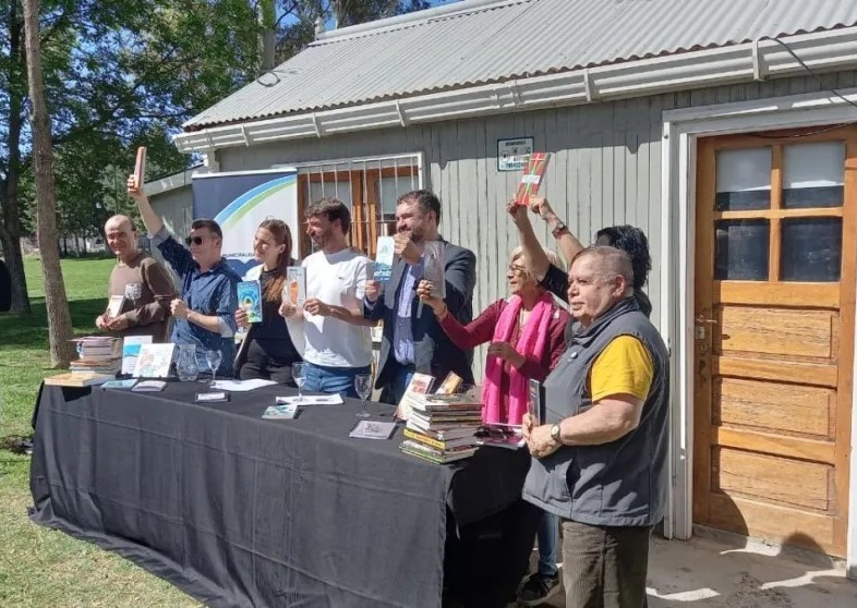 En este momento estás viendo Se presentó oficialmente la 20° Feria del Libro de Cipolletti: “Portales del tiempo”