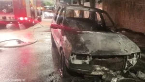 Lee más sobre el artículo Fernandez Oro:un auto estacionado quedó destruido por el fuego