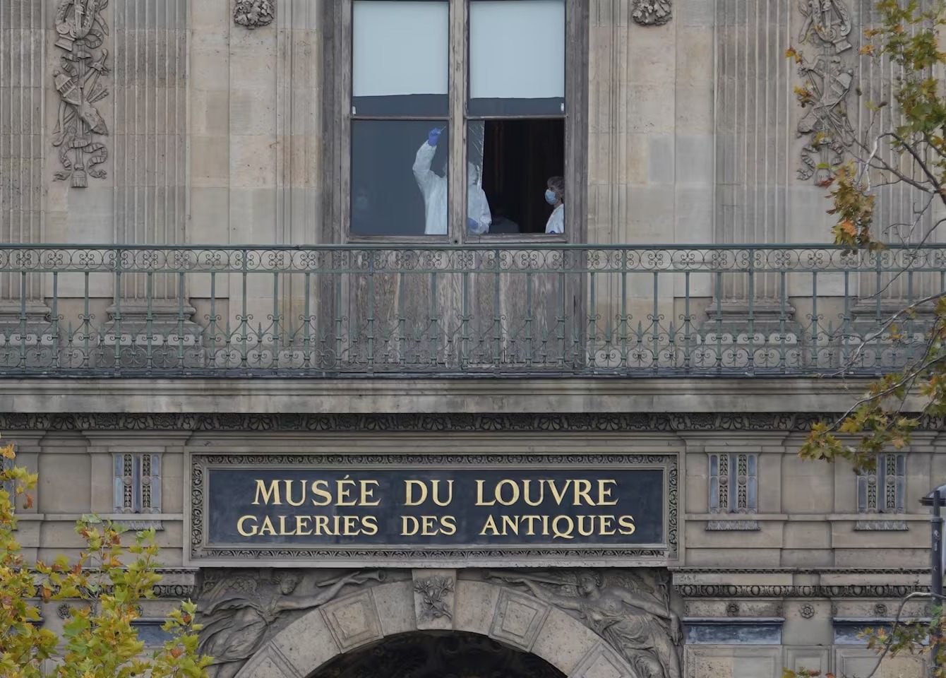 Lee más sobre el artículo Encontraron una de las joyas robadas en el Louvre: el museo sigue cerrado y buscan a los sospechosos