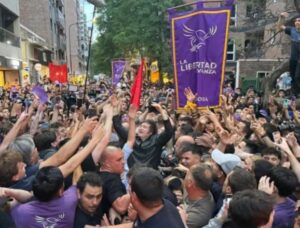 Lee más sobre el artículo Tensión en Córdoba: Milei fue recibido con protestas masivas en su primera visita como presidente