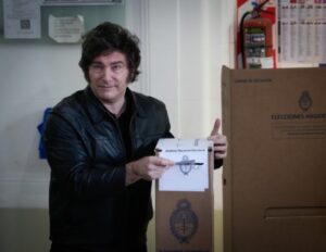 Lee más sobre el artículo Javier Milei votó en Almagro y esperará los resultados en Olivos