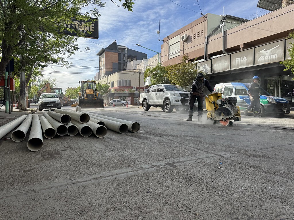 Aguas Rionegrinas realiza tareas de recambio cloacal en calle Roca