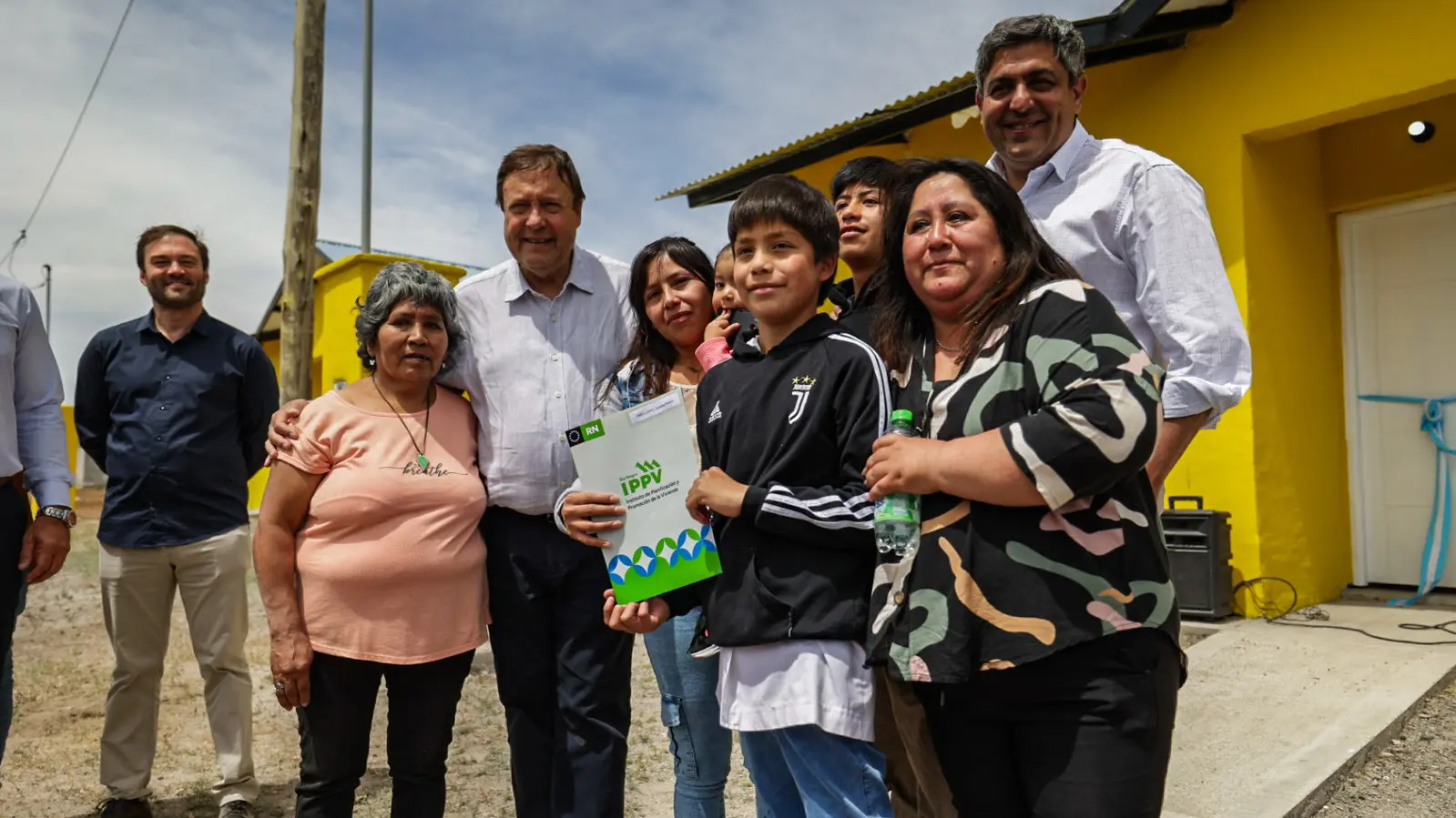 En este momento estás viendo La Provincia entregó viviendas a familias de Colan Conhue y El Caín
