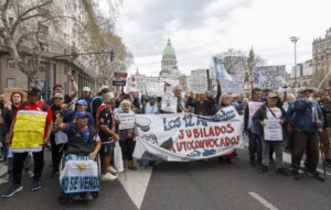 Lee más sobre el artículo Detenciones en la marcha de jubilados frente al Congreso